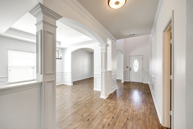 Photo - Spacious 5 bedroom 2.5 bath in Falcon Ridg... Casa