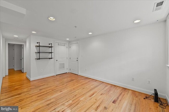 Photo - 739 Newton Pl NW