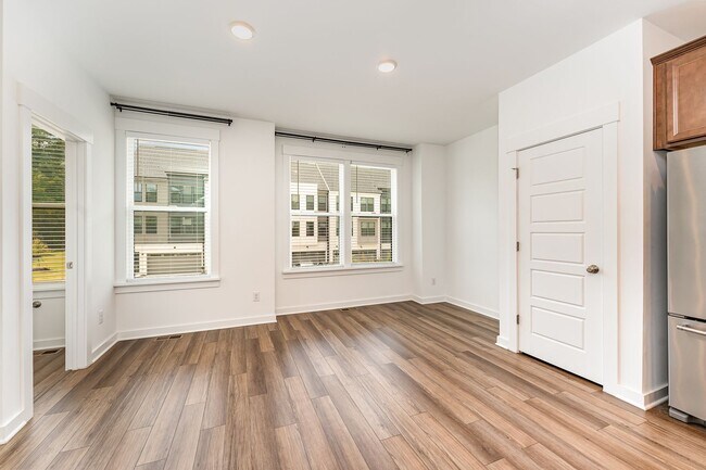 Photo - PRICE IMPROVEMENT! Stunning Ultra-Modern T...