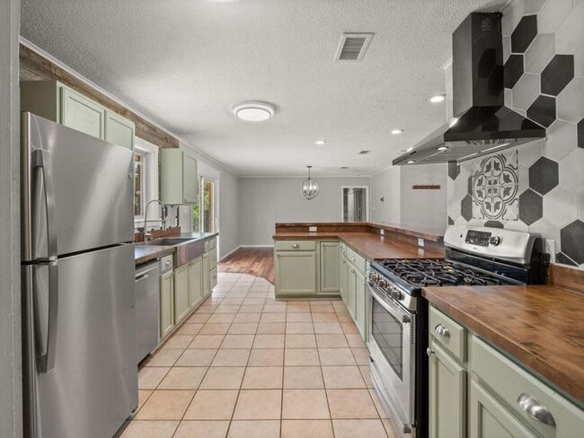 Photo - 111 Henderson St