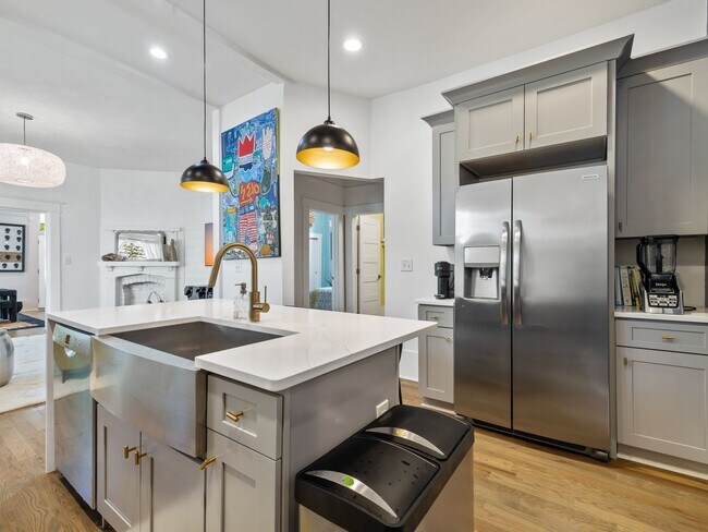 Newly renovated & furnished 3 BR in West End - Newly renovated & furnished 3 BR in West End