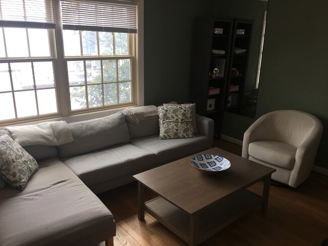 Building Photo - 11 2nd St NE Unit Junior one bedroom