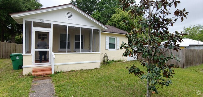 Building Photo - Cute 2 bedroom 1 bath single home