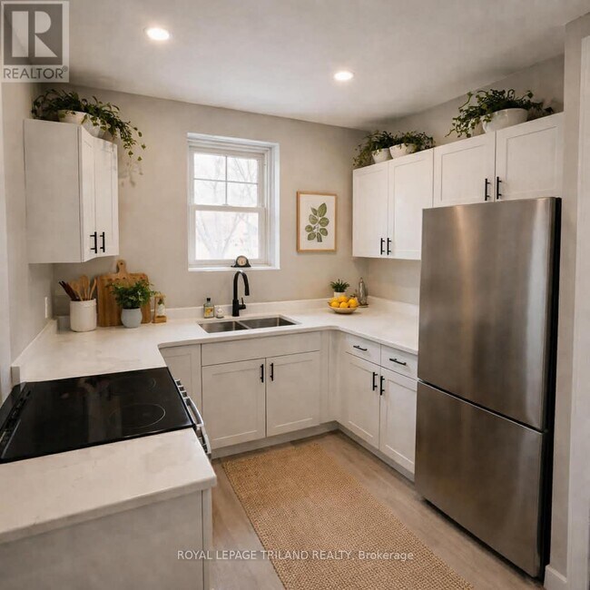 Photo - 181 Ridout St S