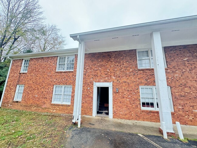 2bed/1ba Apt off S Main Kannapolis close t... - 2bed/1ba Apt off S Main Kannapolis close t...