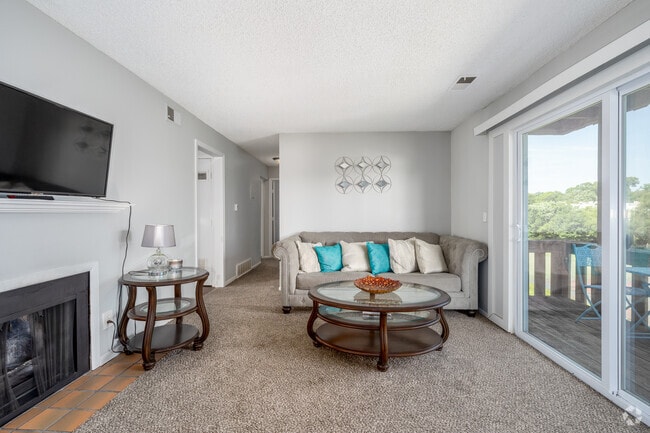 2BR, 2BA - 925SF - Living Room