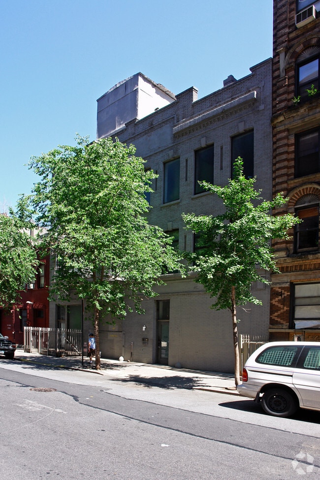 Photo - 239-243 W 18th St