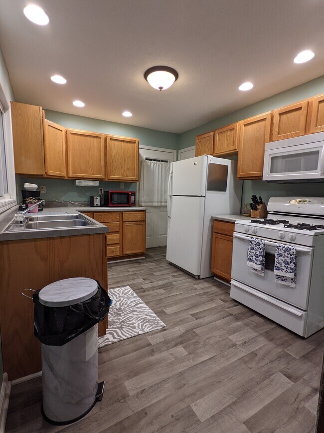 Kitchen - 2201 Catalpa Ave House