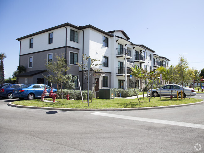 La Joya Apartments - La Joya Apartments