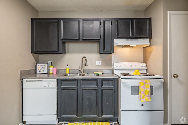 1BR, 1BA - Kitchen Area - Timber Pointe Rental