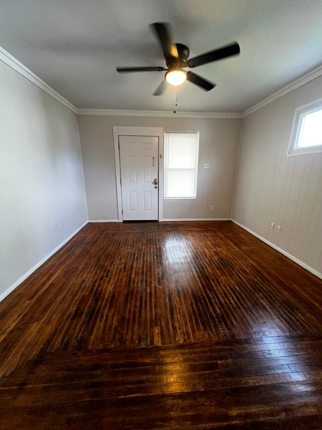 Living Room - 4414 Ivanhoe Ave Unit 1