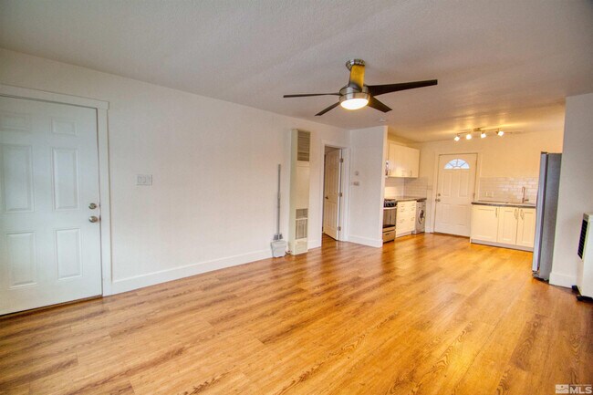 Photo - 550 W 10th St