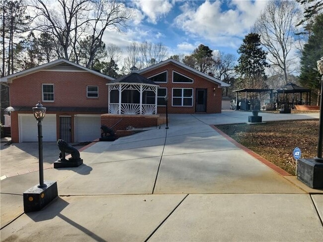 2959 Pine Hill Dr