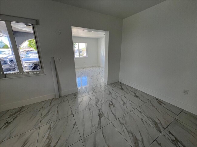 Photo - 750 E 42nd St