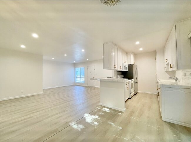 Photo - 5320 Zelzah Ave Unidad 316