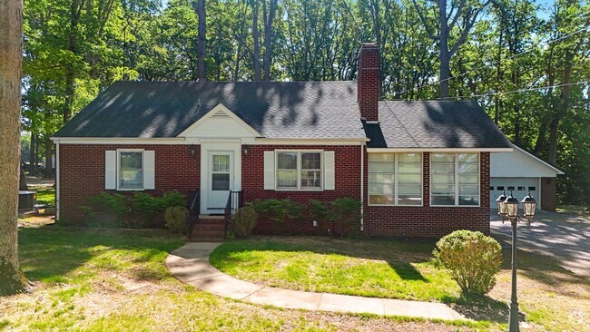 Building Photo - Brick 2-Bedroom Home Close to Farmville an...