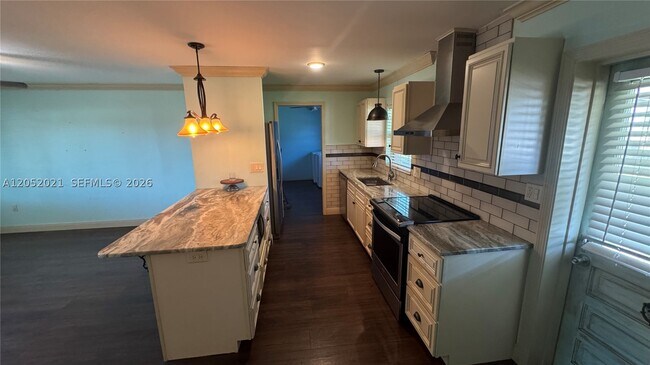 Photo - 322 W Sample Ave