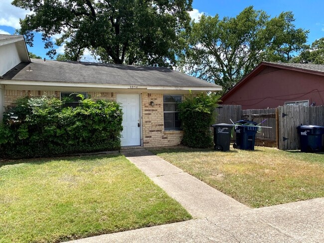 Photo - 2/1 Duplex Available 7/29/2026!