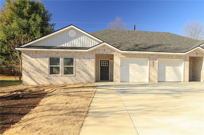 Photo - 655 N Genevieve Ave