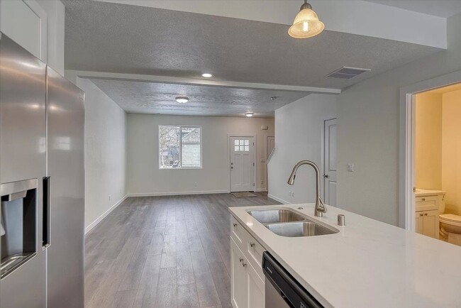 Photo - 1201 - 1205 N Cannon St. Unidad 1205