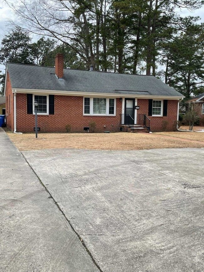 Building Photo - 3 Bedroom 2 Bath