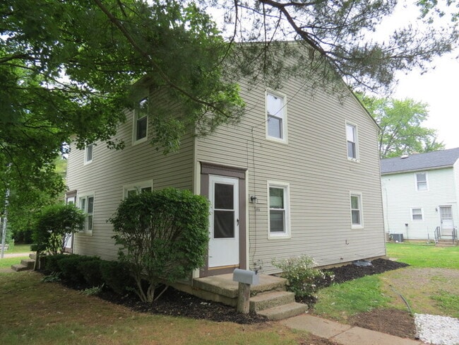 Building Photo - 186 College St
