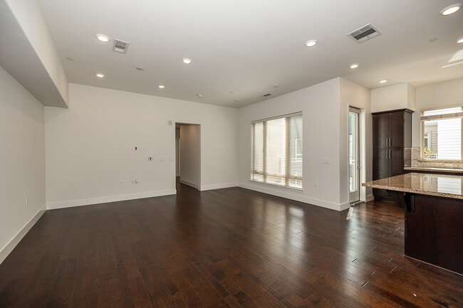 Photo - 1690 Delano St