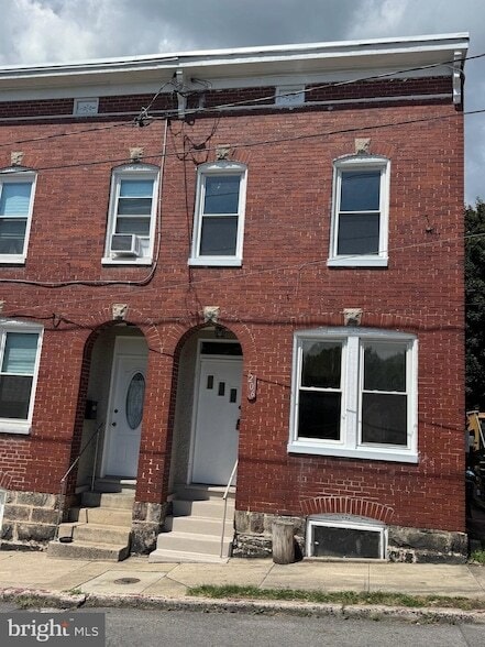 Building Photo - 206 Pear St