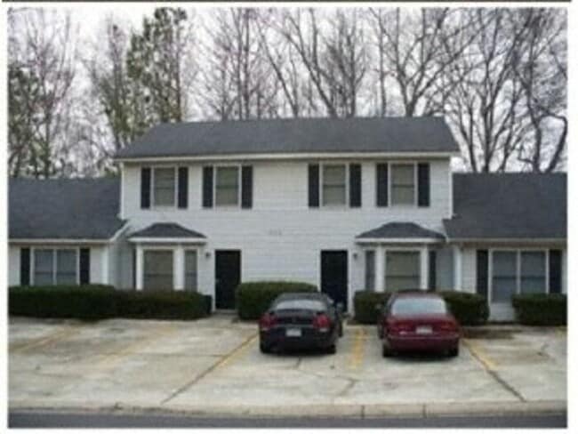 Building Photo - COMING SOON! 2 bedroom Spacious Town Home with parking available!