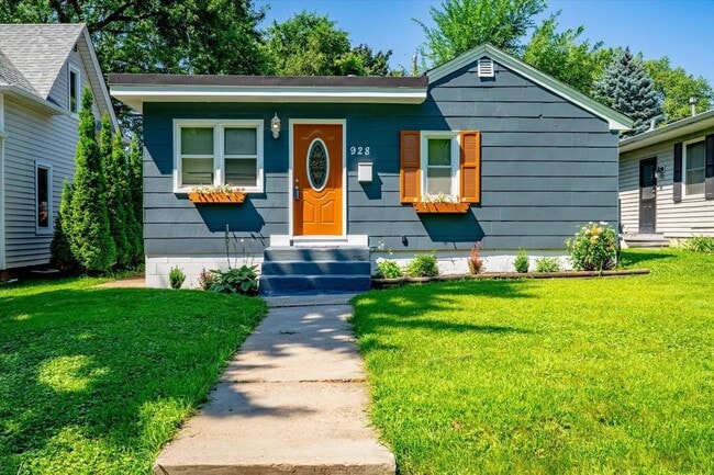 Building Photo - 928 8th Ave S