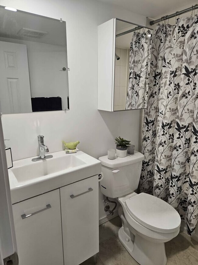 Photo - 391 Victoria St S Unit 2-Bed