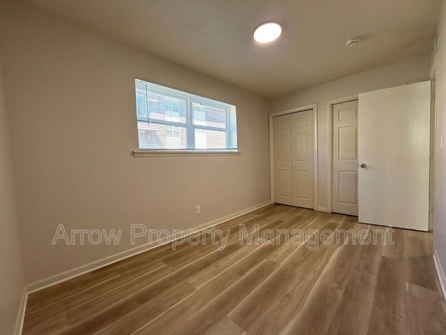 Photo - 1115 N College Dr