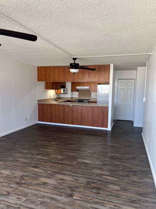 Building Photo - Kukui Plaza - 3 Bedroom 2 Bath 1 Parking Unit 1102