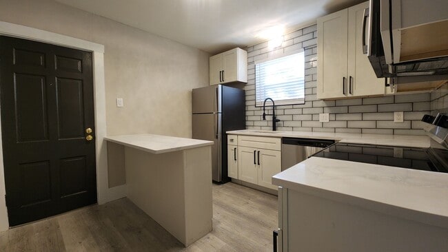 Building Photo - 6616 Alamo Ave Unit 2W