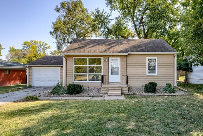 Building Photo - 2 Bedroom With Oversized Garage & Prime Location Near 90th & Blondo!!