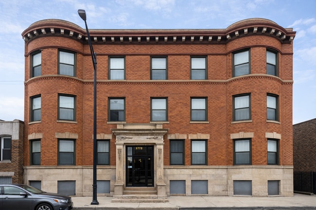 Building Photo - 3720 S Indiana Ave Unit 1