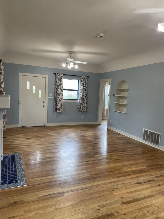 Photo - 437 Maple St NE