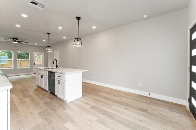 Photo - 5420 Lynnfield St