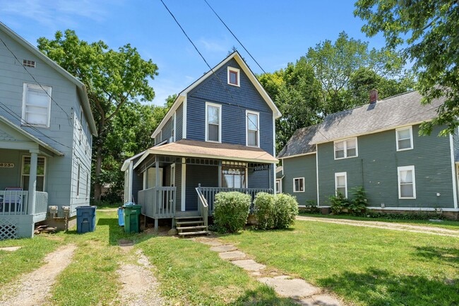 Building Photo - 825 Oakland Dr