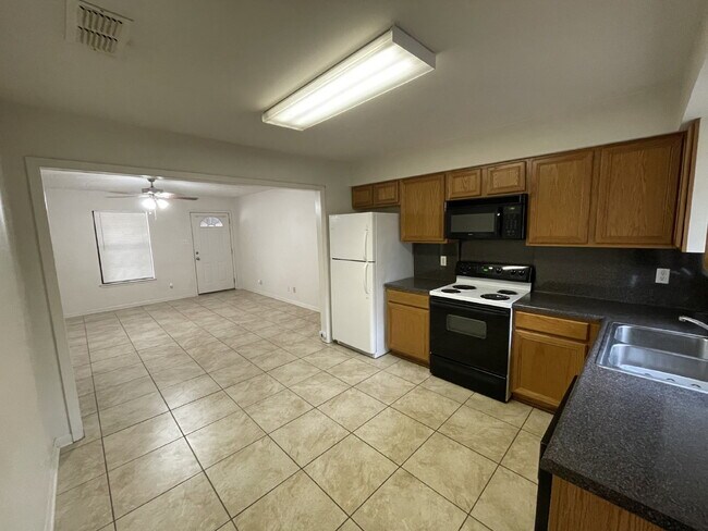 Photo - 2 Bed/1 Bath in Pleasanton, TX Unit D