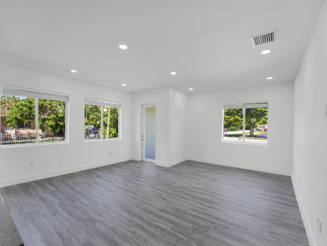 Photo - 760 SW 10th St Unit B