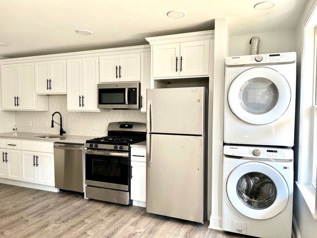 Building Photo - 233 Bennington St Unit 3