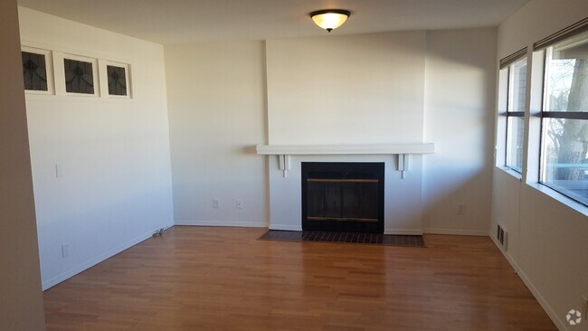 Building Photo - Eastlake gem - with fireplace and deck - a... Rental