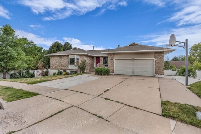 Photo - 5 Bedroom 3.5 Bathroom Home in Layton!!
