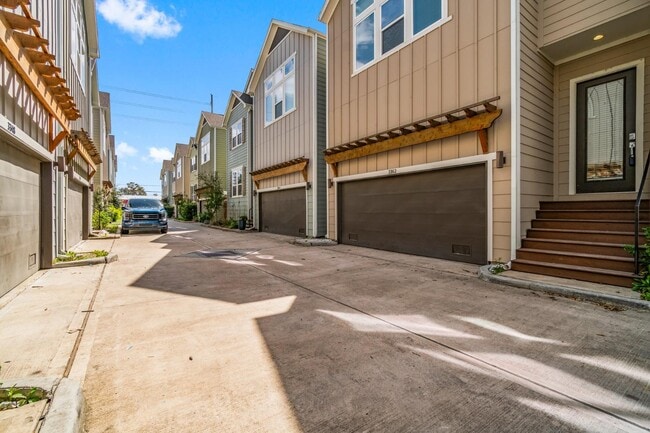 Building Photo - 3362 Pinemont Dr