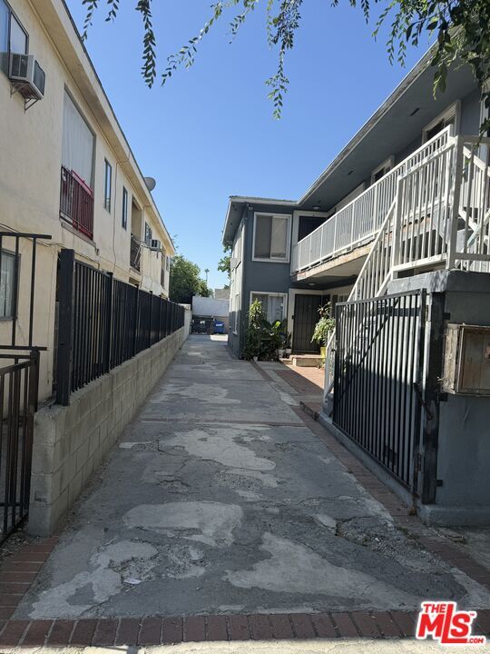 Building Photo - 14214 Sherman Way Unit 5 Rental