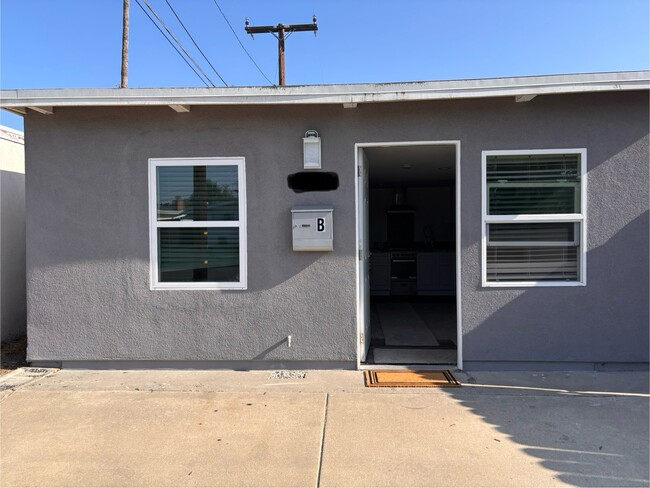 Photo - 902 S Agate St Apartment Unit B