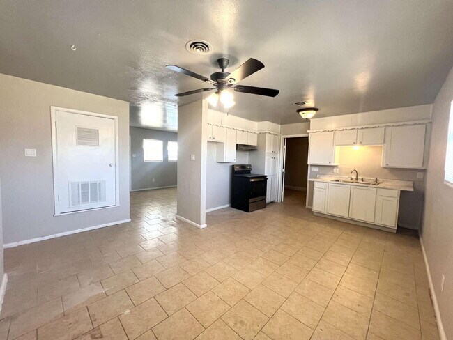 Photo - 1711 E 1st St