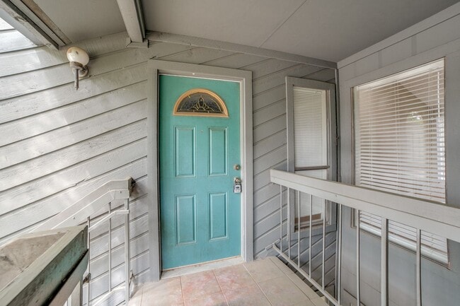 Building Photo - 2 Bedroom/2 Bath Woodmont Townhomes