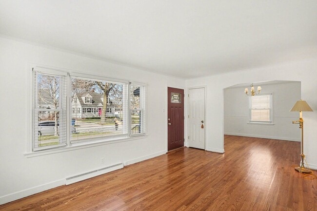 Photo - 995 Swain Ave